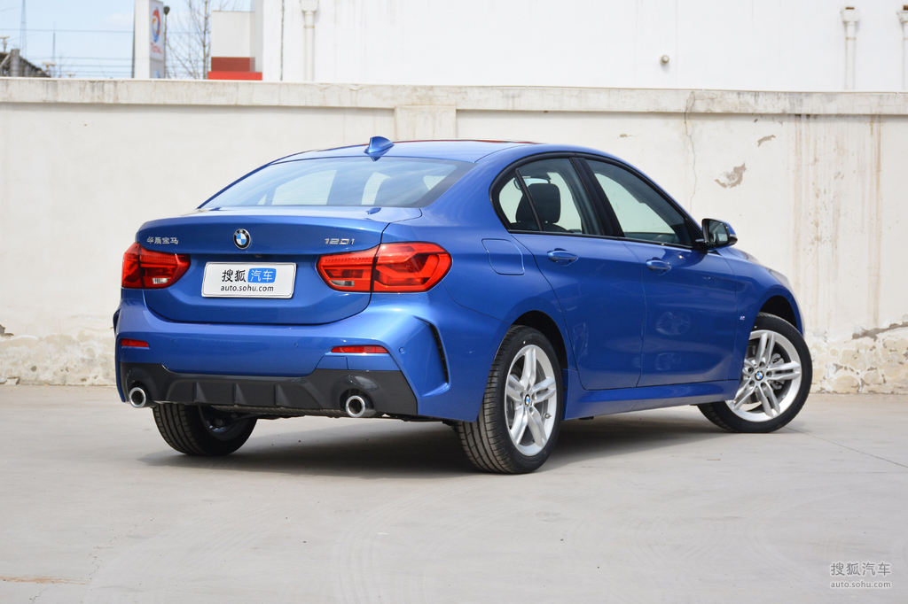 宝马1系三厢