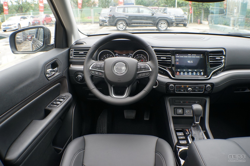 左 右→外观(38)内饰(62)空间(5)底盘/动力(12)石林黑jeep大指挥官