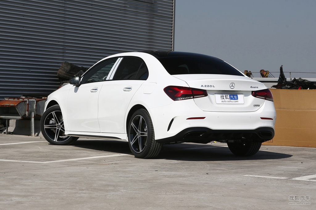 奔驰a级三厢