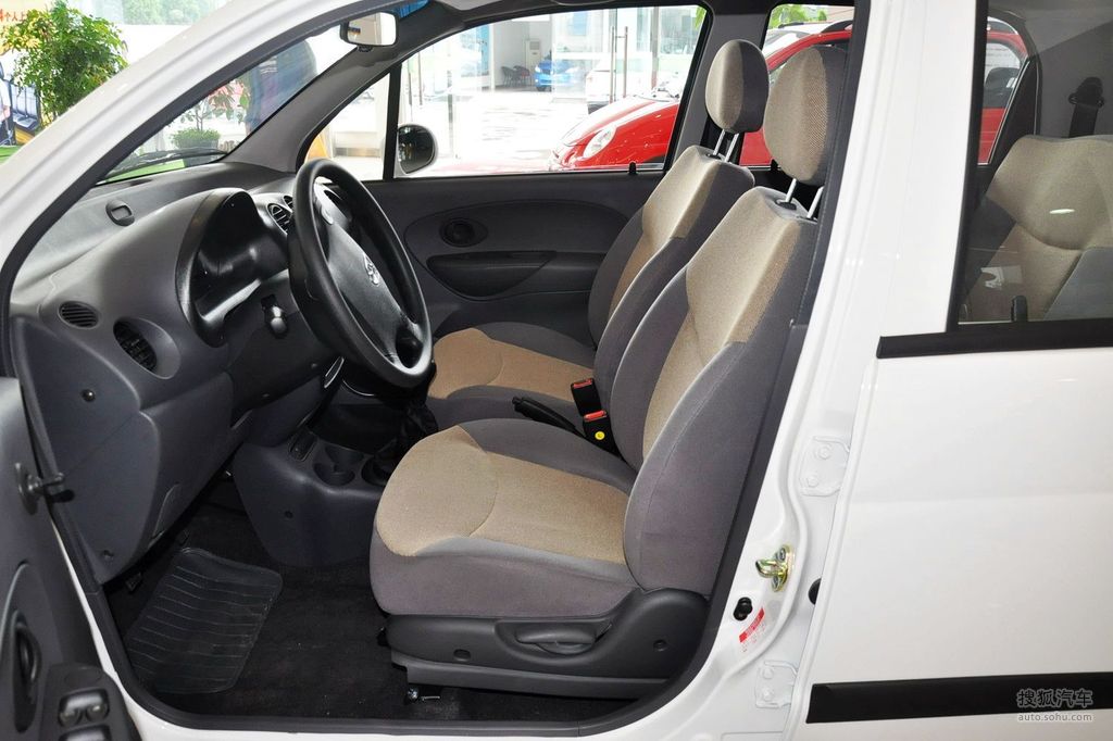 【 宝骏乐驰高清图片】_双色内饰_内饰_搜狐汽车网