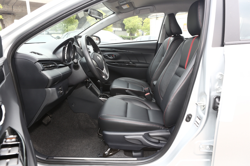 2021款丰田致炫x15l豪华版