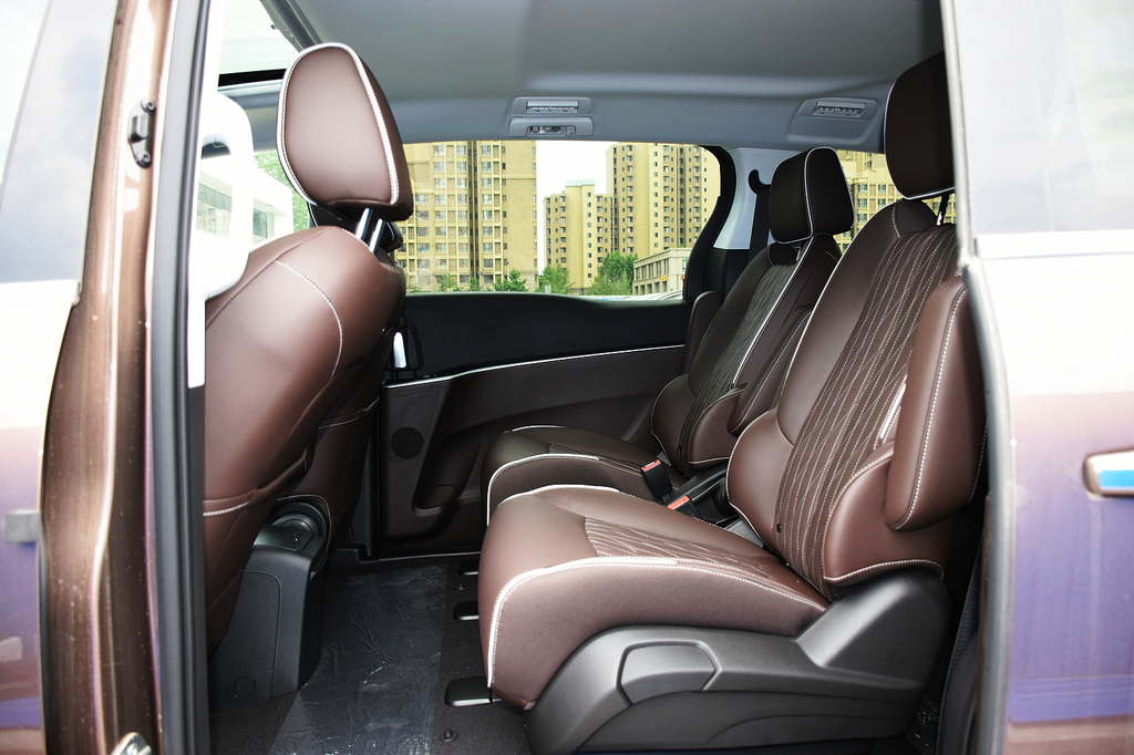 2021款别克gl8 陆上公务舱 652t 豪华型 - 后排空间提示:支持键盘翻页