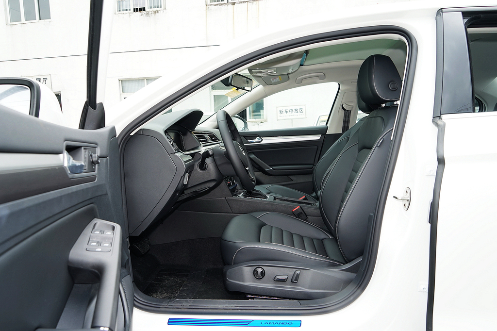 2021款大众凌渡 改款280tsi双离合舒适版 - 前排空间提示:支持键盘