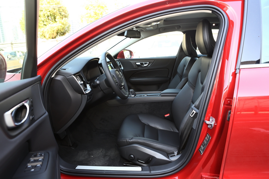 2022款沃尔沃s60 b4 智远豪华版 - 前排空间提示:支持键盘翻页 ←左