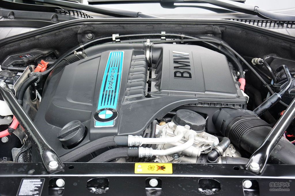 2013款宝马740li混动 - 发动机特写