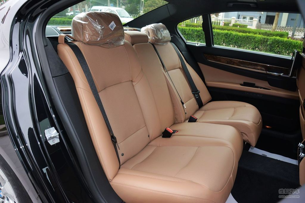 2013款宝马740li混动后排座椅
