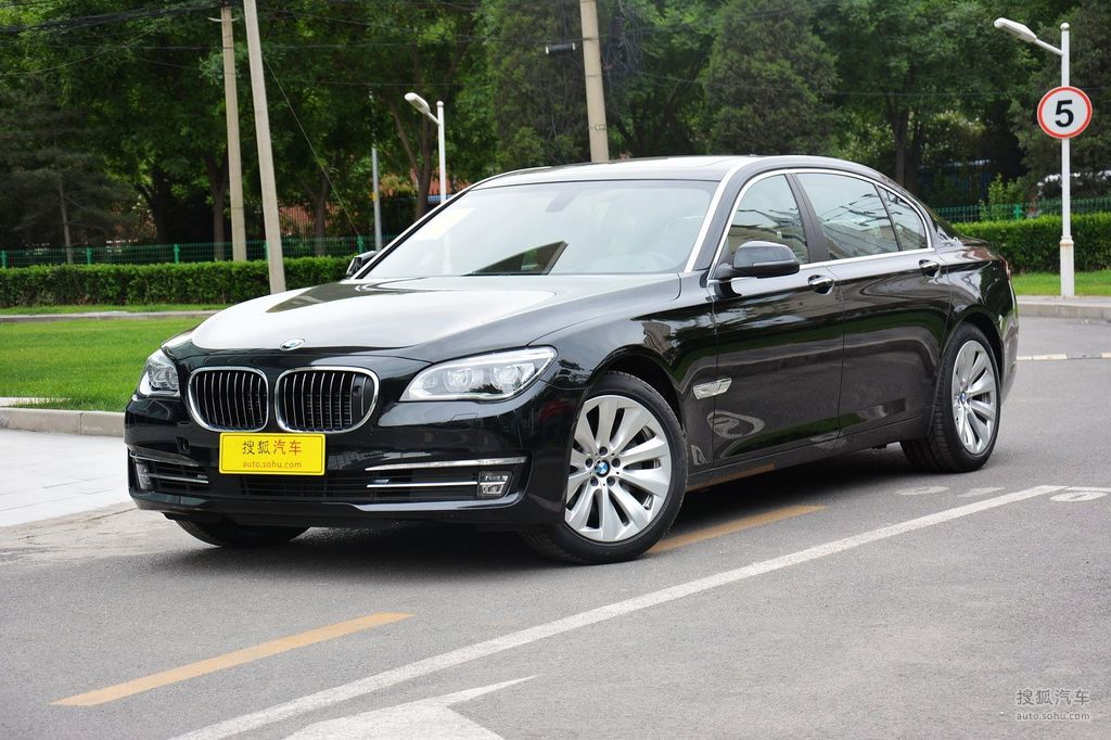 2013款宝马740li混动车前45