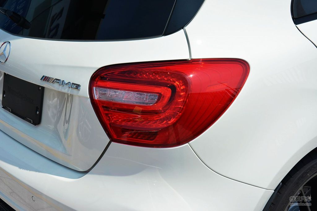 2014款奔驰a45amg尾灯