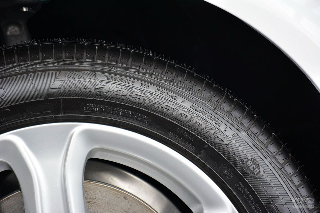 10万     询底价看配置 2015款奥迪a4l 45tfsi 个性运动型 - 轮胎型号