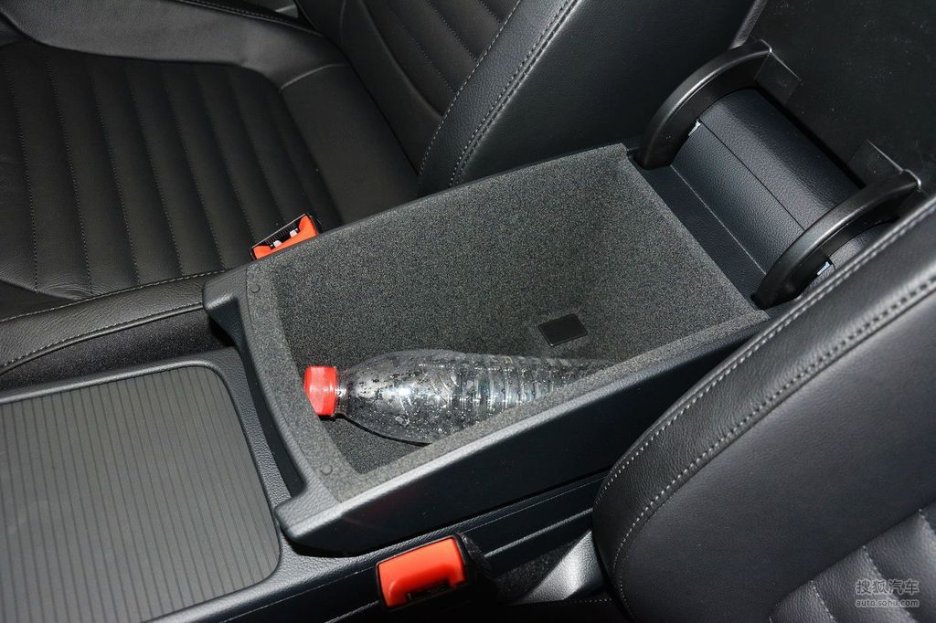 2015款大众迈腾18tsi领先型到店实拍中央扶手箱空间提示支持键盘翻页