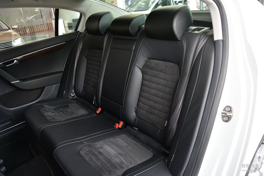 内饰(130)空间(16)底盘/动力(22)米色真皮黑色翻毛皮大众迈腾4s店报价