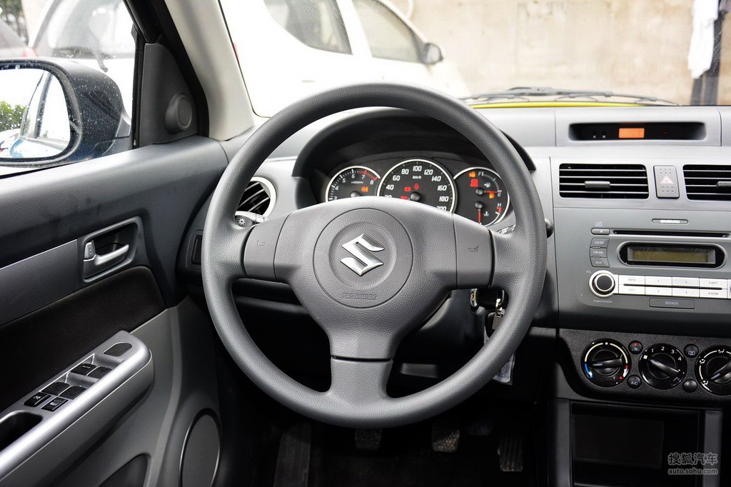 2015款铃木雨燕15l手动限定版到店实拍