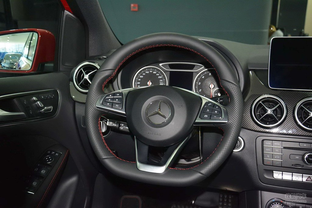 【 奔驰b级高清图片】_2015款 b 260 运动型_黑色artico真皮_内饰