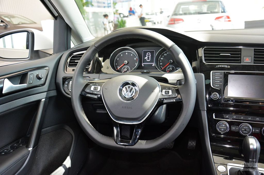 2015款大众高尔夫14tsi自动旗舰型方向盘提示支持键盘翻页左右