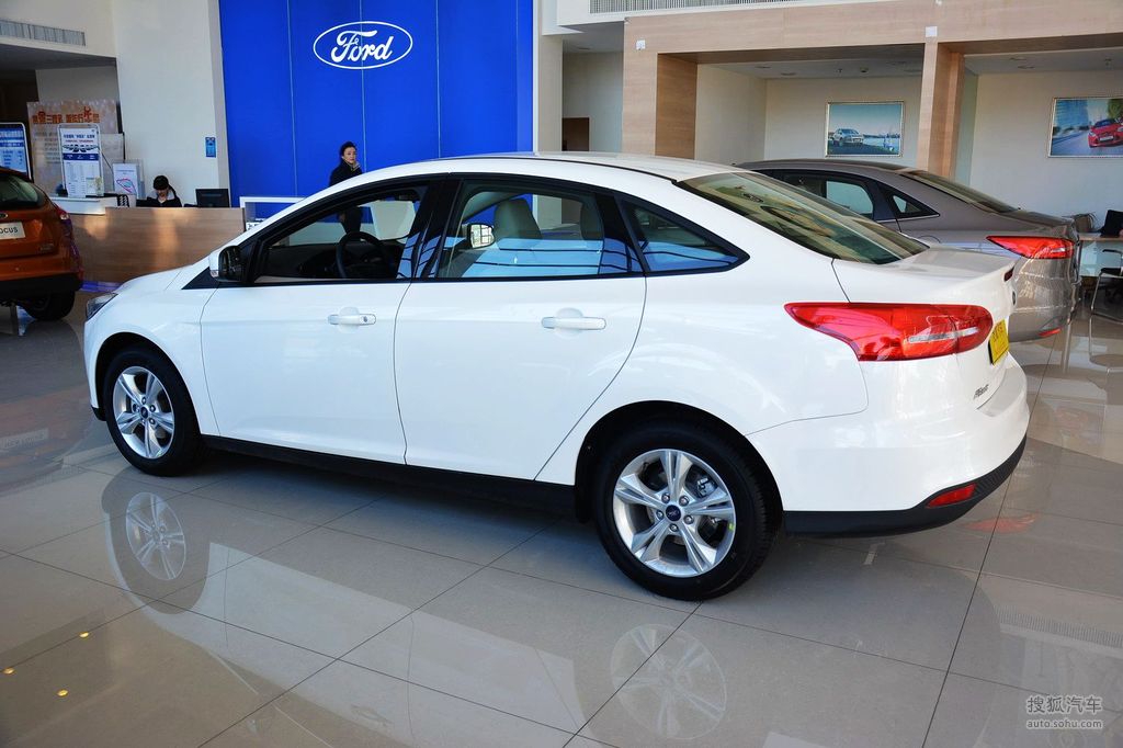 2015款福特福克斯三厢16l手动舒适型到店实拍