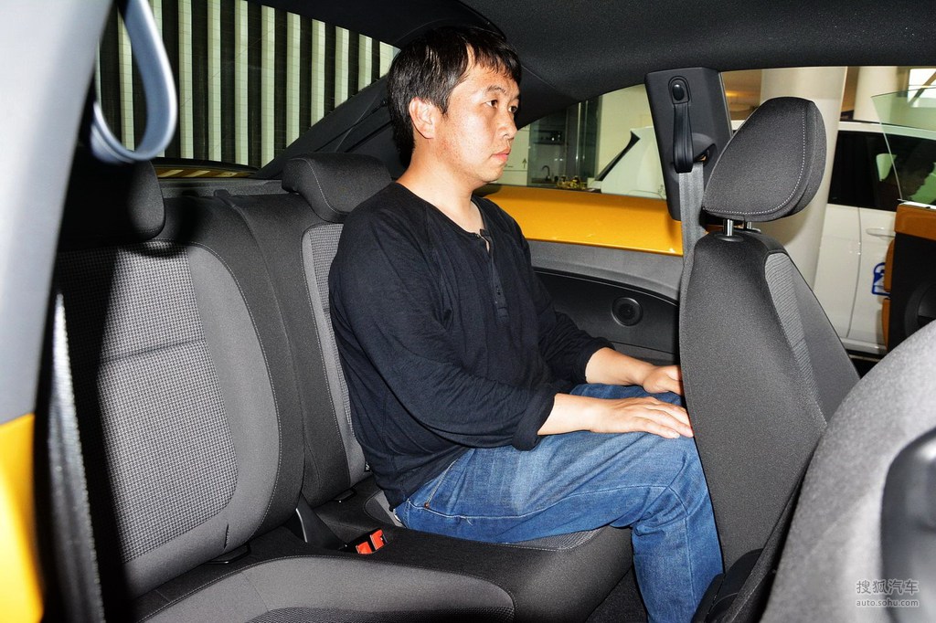 2016款大众甲壳虫180tsi 沙丘越野版 - 后排空间提示:支持键盘翻页