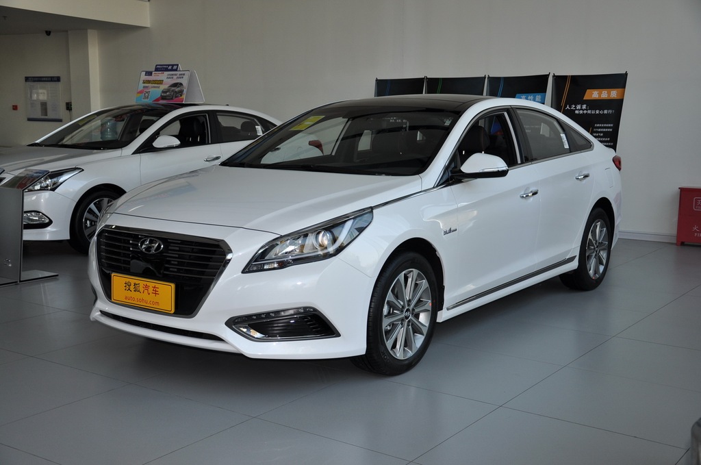 2017款现代索纳塔九16tgls智能型车前45