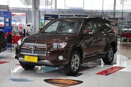   2012款丰田RAV4 2.0自动四驱炫装版到店实拍