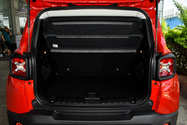   2018款 Jeep 自由侠 互联大屏版 180T 自动高能版