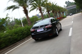   2014款奔腾B90 1.8T尊贵型试驾实拍