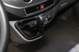   2020款 东风御风 V9 2.5T物流车长轴中顶7座国V ZD25