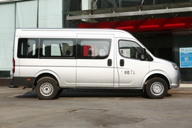   2020款 东风御风 V9 2.5T物流车长轴中顶7座国V ZD25