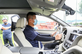   2022款宾利添越 4.0T V8 长轴距首发限量版