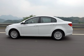   2014款荣威3501.5T 手自一体 劲尚版 外出试驾