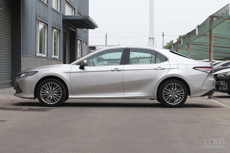 丰田凯美瑞双擎图片 欧泊银 外观 搜狐汽车网