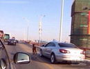 奇葩女子在大桥上开车遛马 被拘5天
