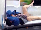 北京男子裸睡车内引非议 不文明乘客惊呆小伙伴