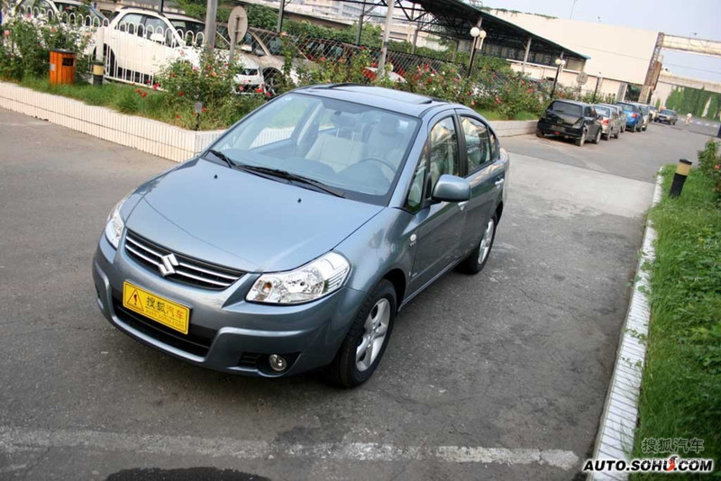 铃木长安铃木天语尚悦天语三厢钛灰天窗版外观