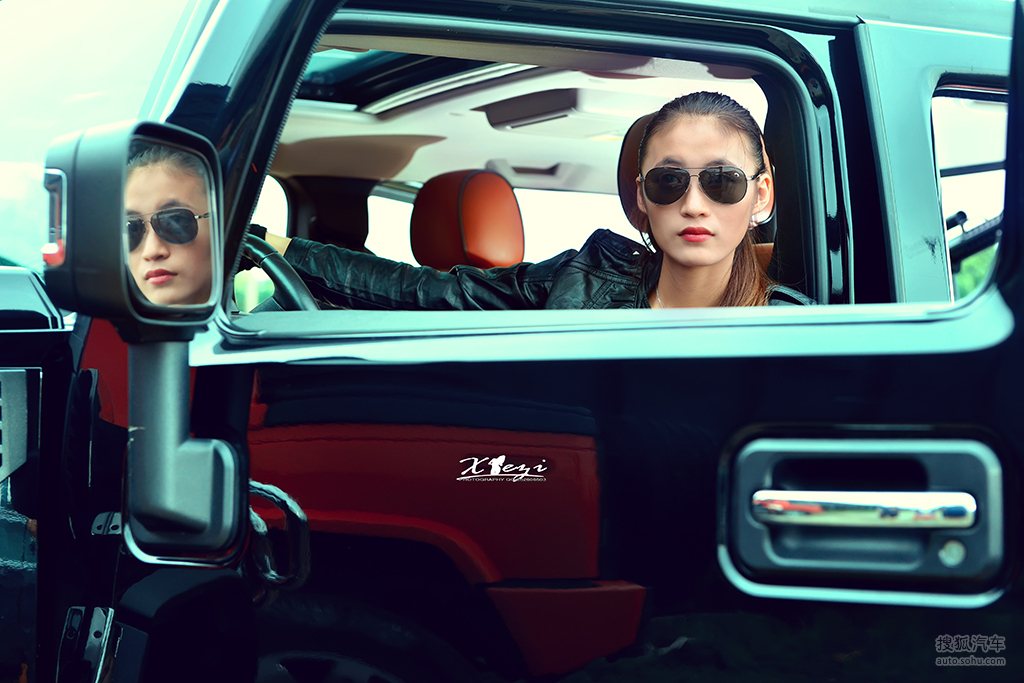 霸气女模紧身皮衣 诠释墨镜下的冷艳(车模高清图:2674841)