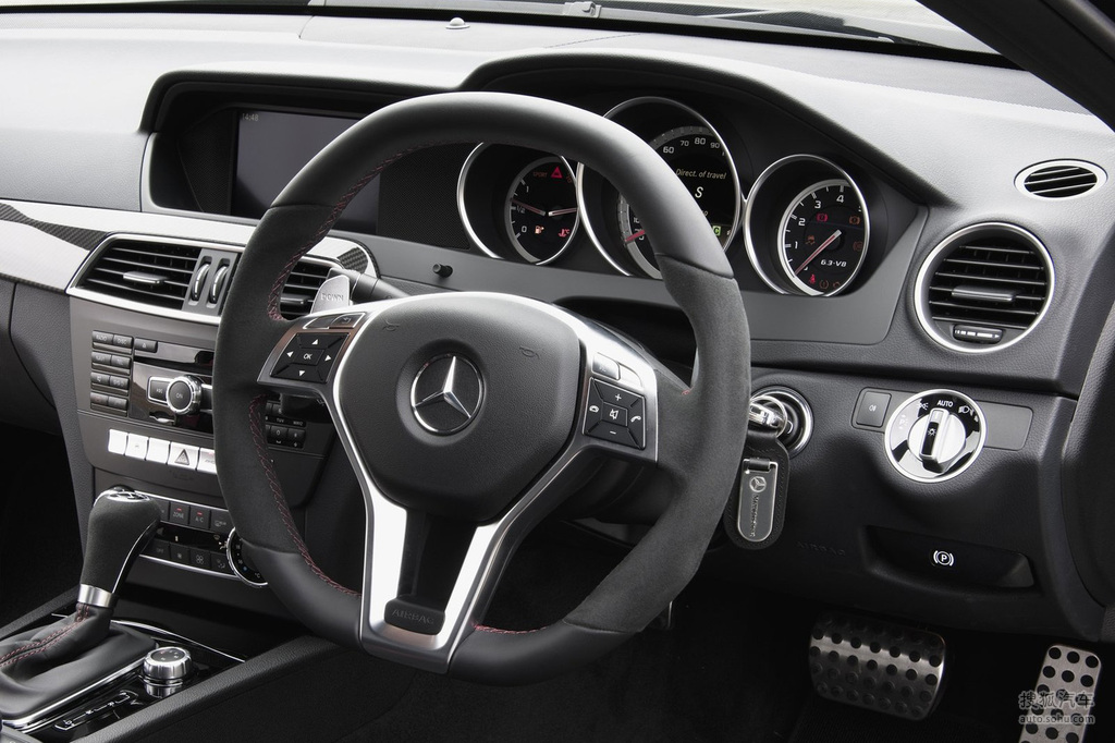 【奔驰c63 amg官方黑色真皮内饰高清图片t1698149】_奔驰高清图片