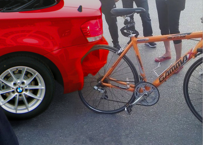 这些汽车都是脆皮 竟被自行车轻松撞烂