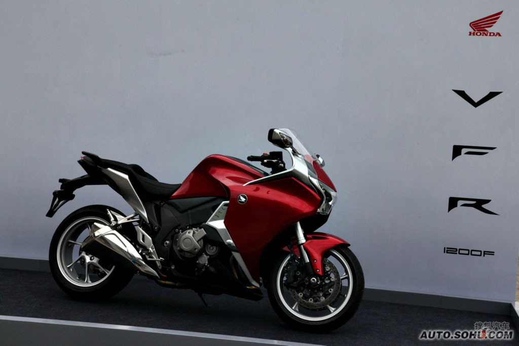 本田vfr1200f大排量摩托实拍图