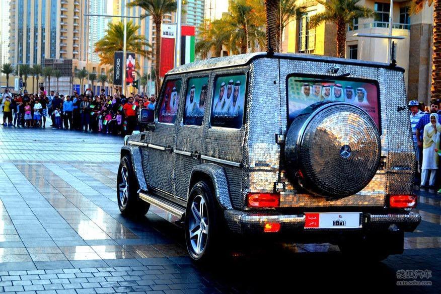 阿联酋奢靡汽车崇拜全身硬币装甲上身